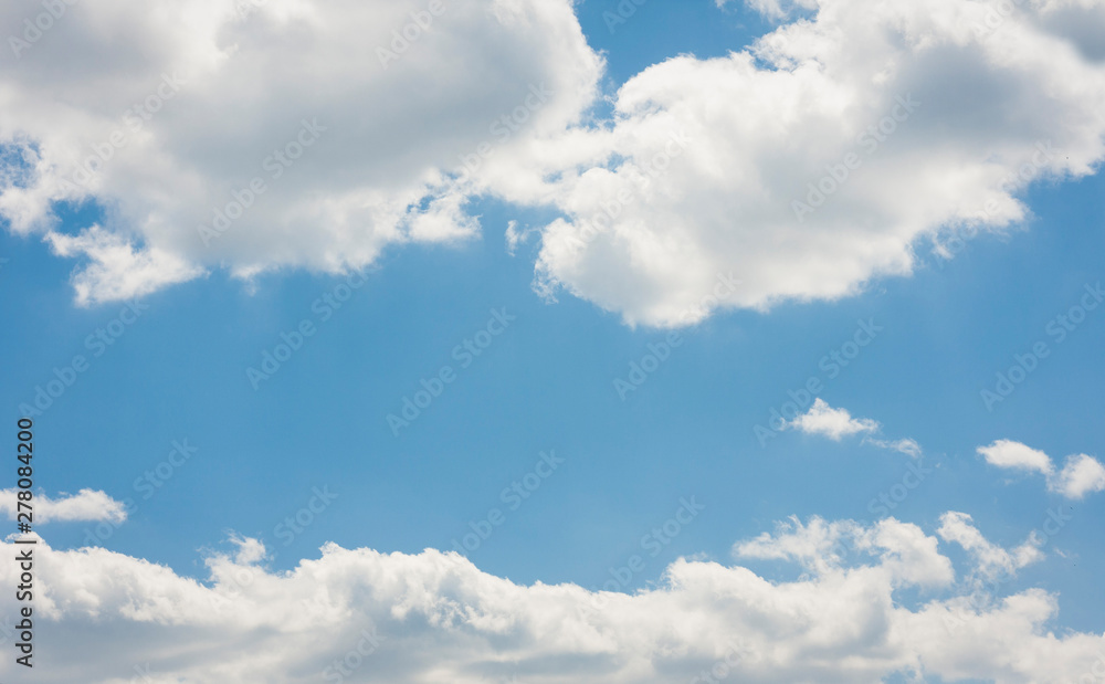 Obraz premium Beautiful natural blue sky background with clouds in sunny day.