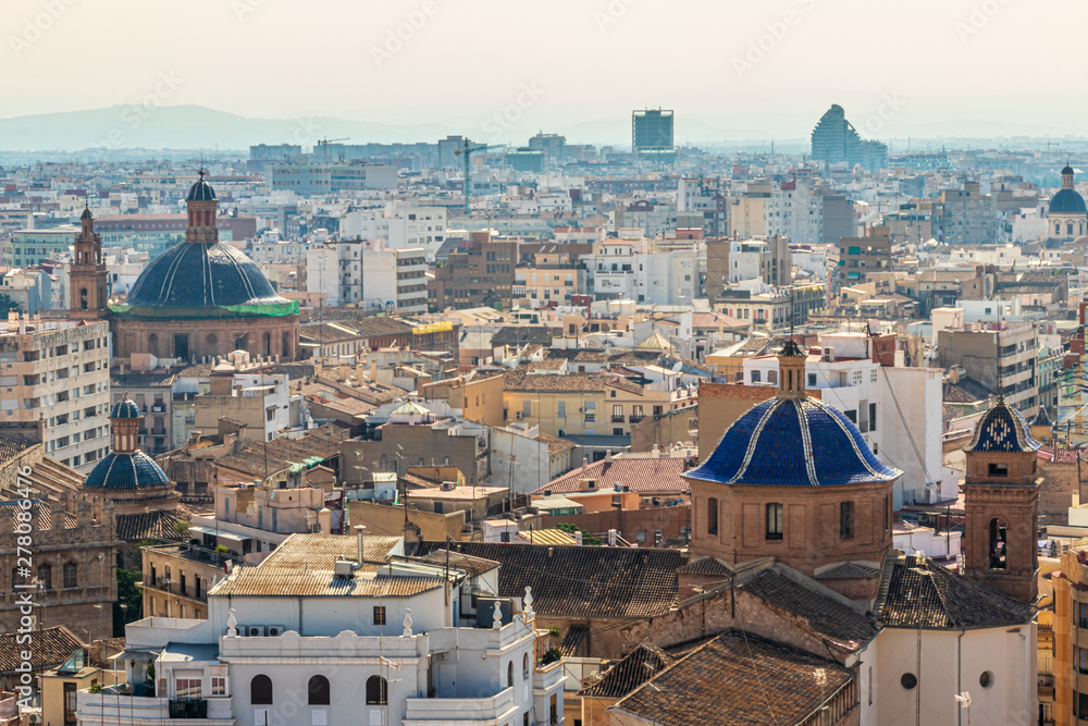 Blick über die Stadt Valencia auf die Iglesia de la Compania de Jesus und die Real Parroquia de los Santos Juanes, Valencia, Spanien