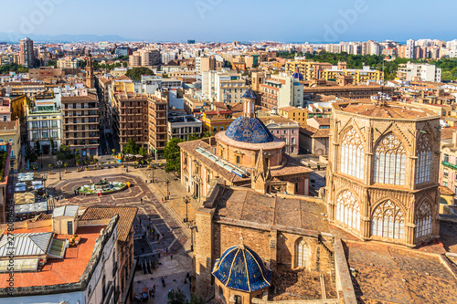 Blick auf die Kathedrale Santa Maria von Valencia, der Basilica de la Virgen de los Desamparados und Plaza de la Virgen mit Fuente del Turia, Valencia, Spanien