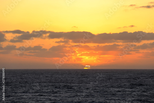 Sunset in the middle of the pacific ocean © Bon