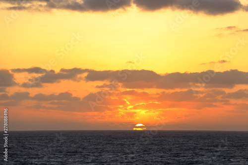 Sunset in the middle of the pacific ocean © Bon