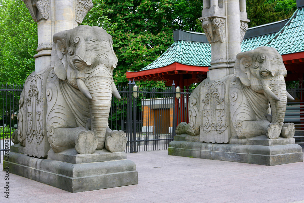 Entrance Elephant Gate, iergarten, Berlin, Germany - obrazy, fototapety, plakaty 