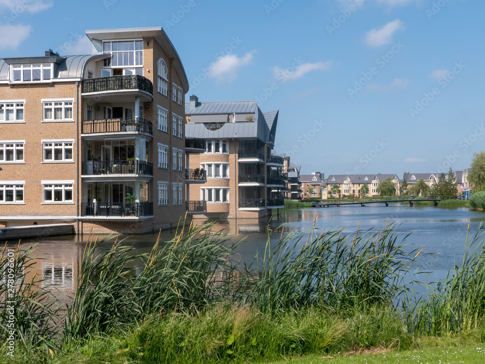 Obraz premium Fassade eines modernen Wohngebäudes in den Niederlanden