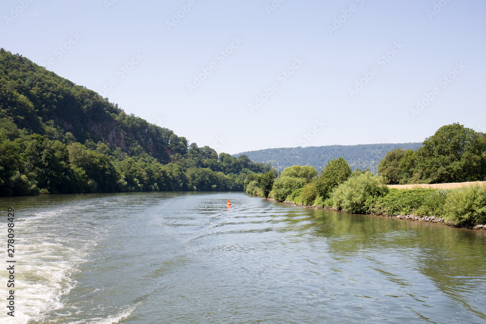 die landschaft am neckar in der Nähe von Heidelberg Deutschland fotografiert während einer Schiffsrundfahrt auf dem Neckar bei Sonnenschein