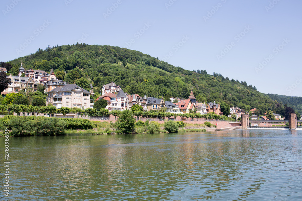 blick auf siedlung in der Nähe von Heidelberg Deutschland fotografiert während einer Schiffsrundfahrt auf dem Neckar bei Sonnenschein