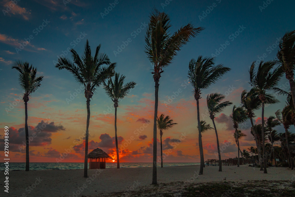 Obraz premium Idyllic Sunrise On The Caribbean Beach