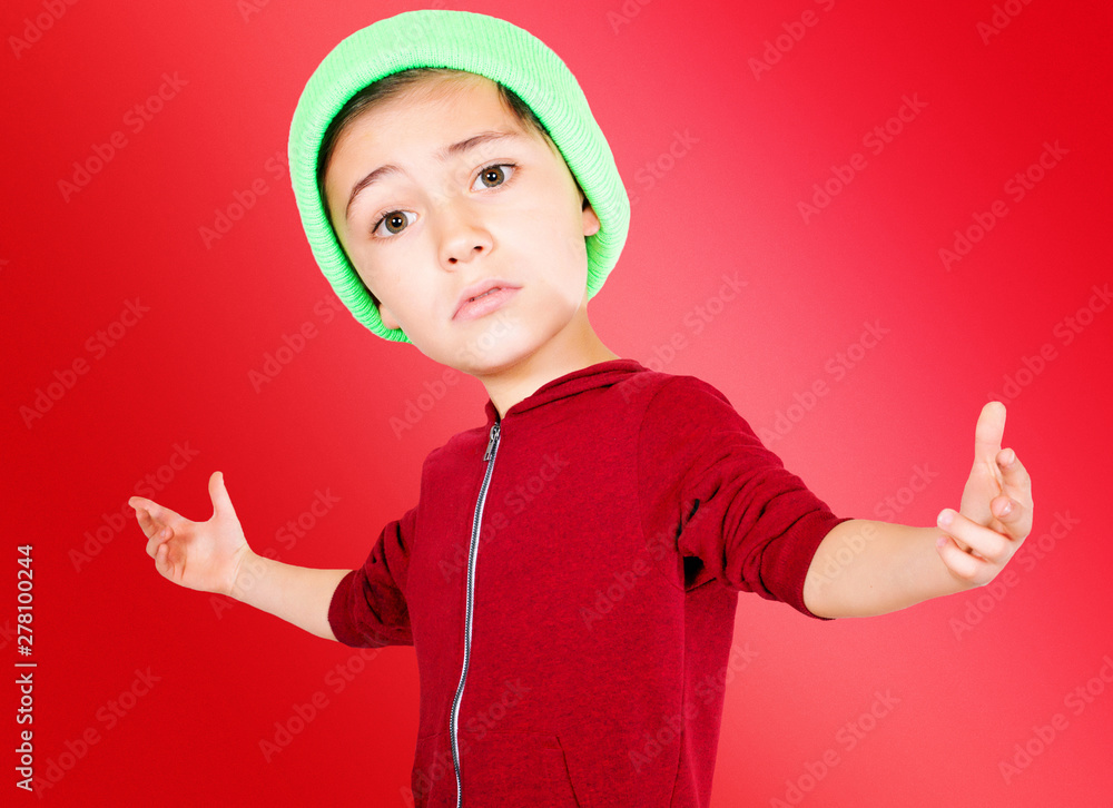 Fotografie boy with big head looking aggressive with his arms open