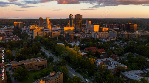 Fényképezés Sunset Light Hits the Buildings of Downtown White Plains New York