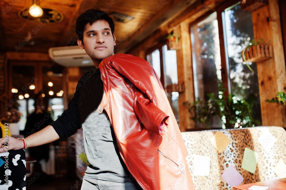Obraz premium Stylish indian man in casual wear posing indoor cafe.