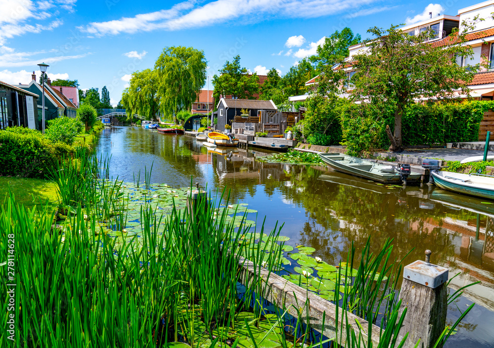 Obraz premium Altstadtszene und Gracht Zaandijk,Holland