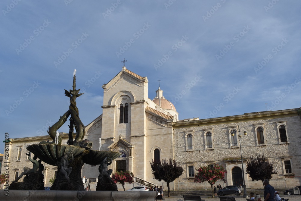 Giovinazzo (Bari) - Fontana dei Tritoni e Chiesa di San Domenico - Piazza Vittorio Emanuele II