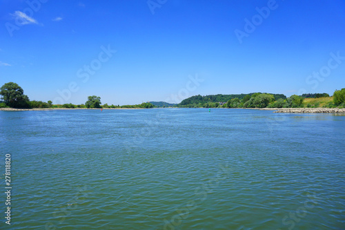 Fototapeta Naklejka Na Ścianę i Meble -  Die Donau, der zweitgrößte Fluss Europas (Foto in Deutschland)