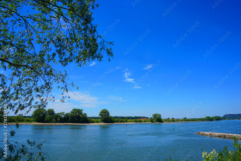 Die Donau mit Blick auf den Bogenberg Die Donau mit Blick auf den Bogenberg