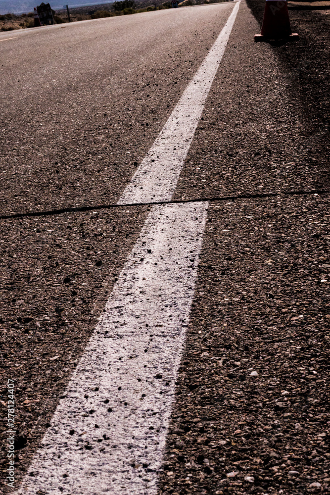 Obraz premium Cracked Highway CA-178 after Ridgecrest 7.1 July 5th, 2019