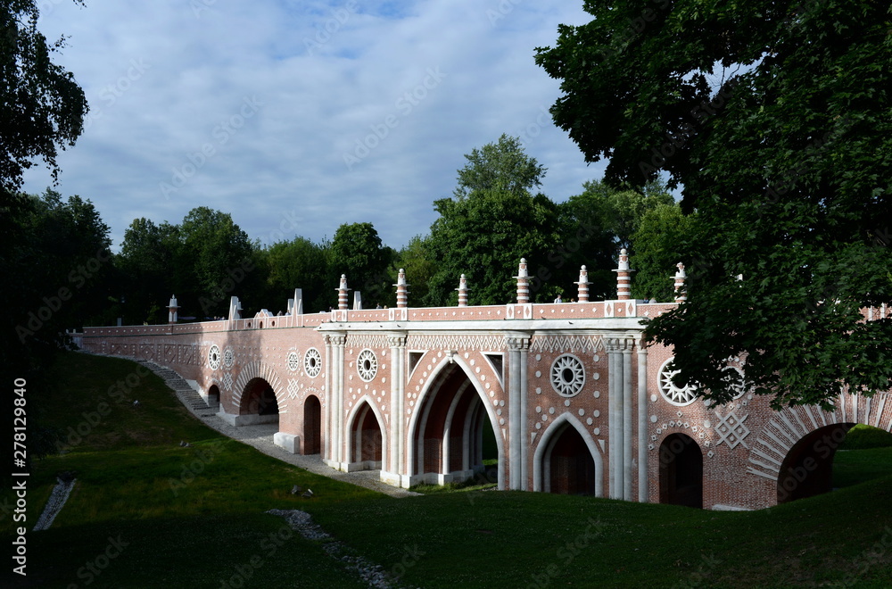 Obraz premium Large bridge over the ravine in the Museum-reserve 