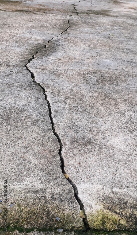 Obraz premium crack in the wall