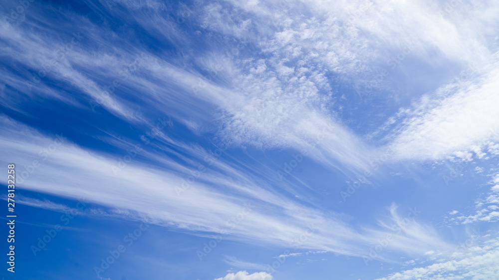 Fototapeta premium The movement of rare clouds beautiful white on the sky for background