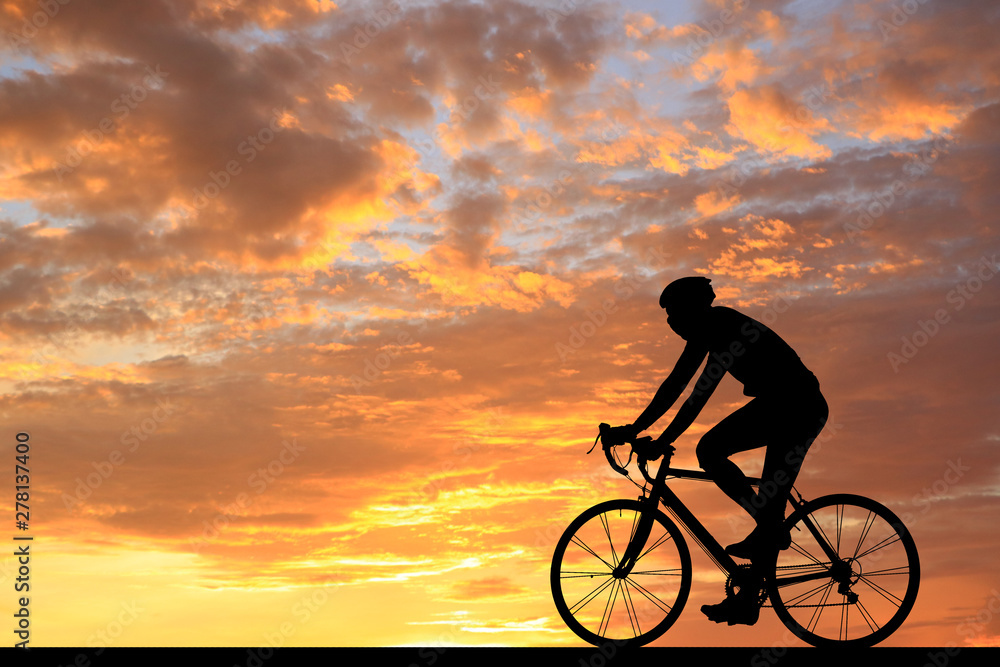 Obraz premium Silhouette Cycling on blurry sunrise sky background.