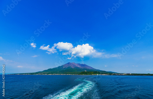 [桜島のイメージ][交通イメージ] 鹿児島市内と桜島を結ぶ桜島フェリーの航跡（生活航路） photo