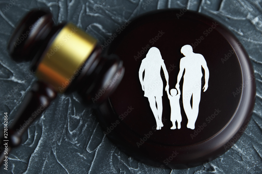 Family figure and gavel on table. Family law concept - obrazy, fototapety, plakaty 