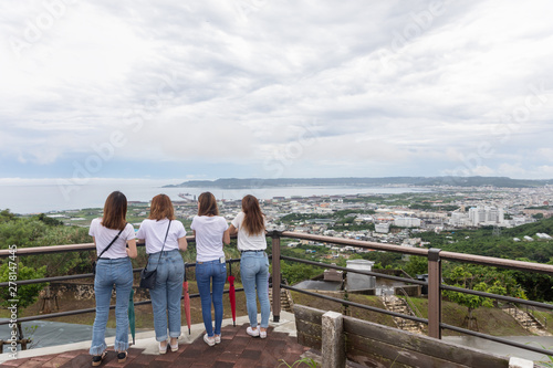 景色を眺める4人の若い女性