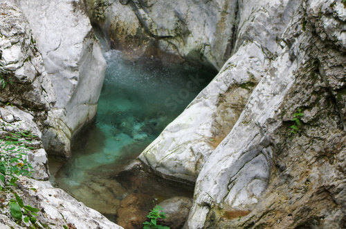 Pozze d'acqua limpida in montagna Alpi Orobie bergamo