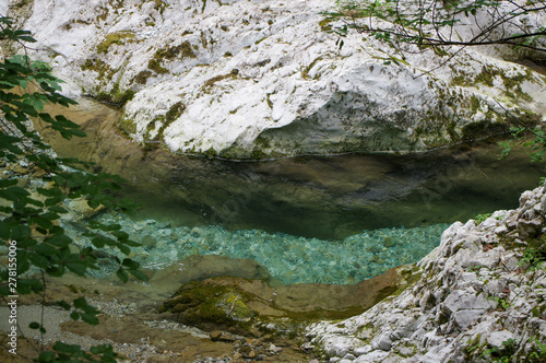 Pozze d'acqua limpida in montagna Alpi Orobie bergamo