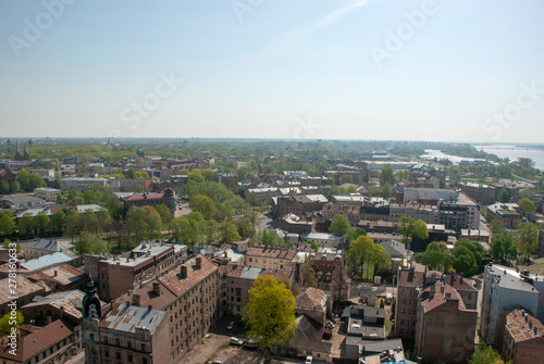 Blick   ber die Altstadt von Riga in Lettland am Flu   D  na