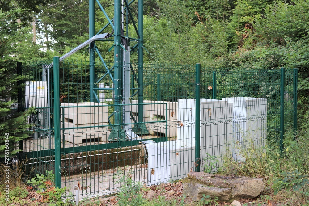Fototapeta premium Antenne relais de téléphonie mobile dans la commune de Yzeron - Département du Rhône - France - Juillet 2019