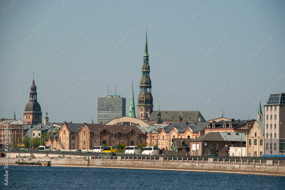 Fototapeta premium Riga Skyline mit vielen Kirchen, Lettland