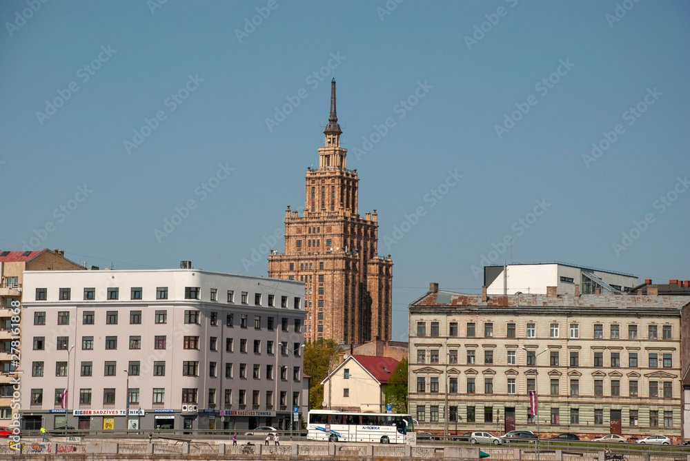 Blick auf die Skyline von Riga mit dem Turm der lettischen Kunstakademie