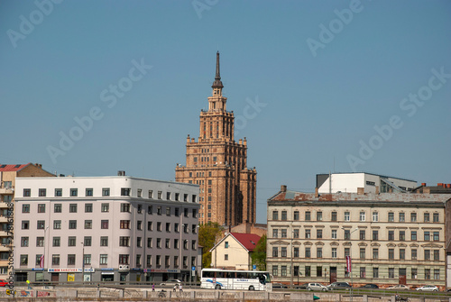 Blick auf die Skyline von Riga mit dem Turm der lettischen Kunstakademie