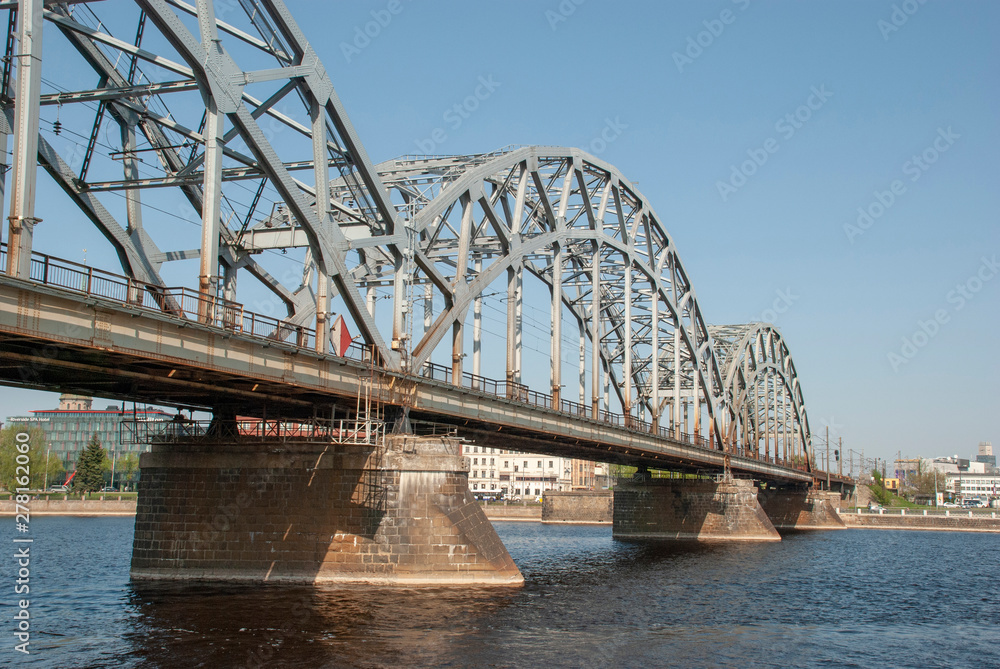 Fototapeta premium Alte runde Zugbrücke in Riga, Lettland