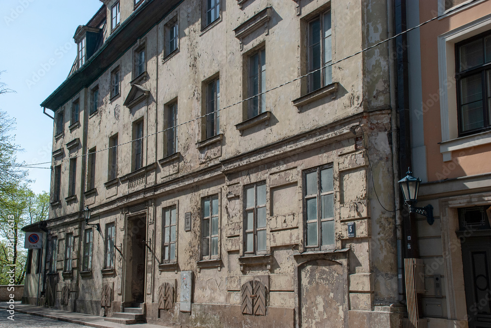 Altes verfallenes Haus in der Alstadt von Riga, Lettland