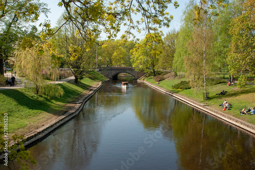 Idyllischer Kanal im Stadtpark von Riga, Lettland