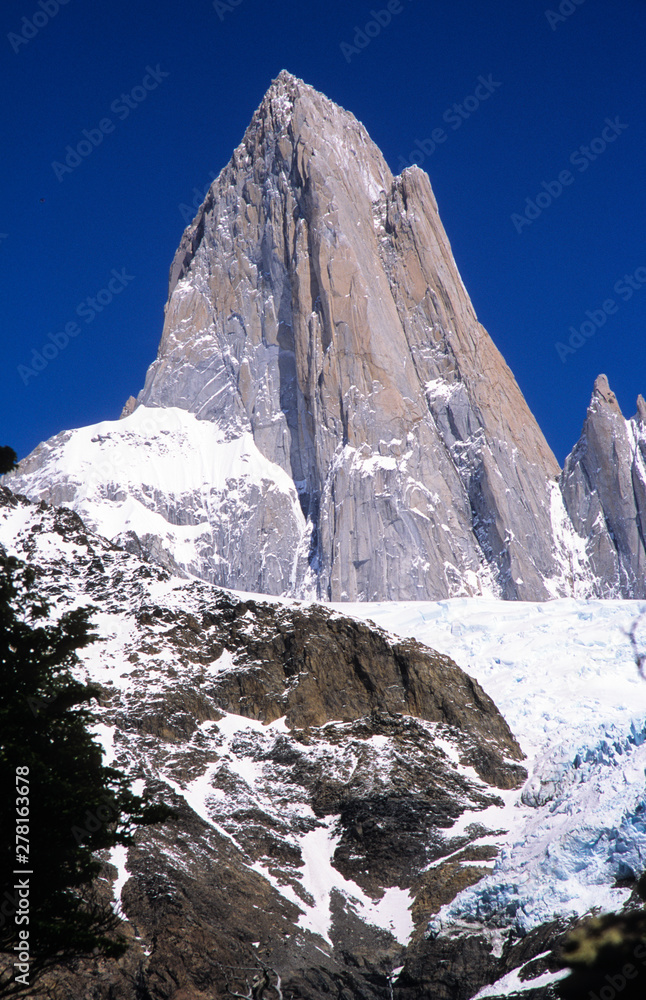Der formvollendete aus Granit bestehende, 3406 m hohe , Fiz Roy in Patagonien gehört ,mit seinen schweren Kletterrouten zu den Traumbergen von Alpinisten