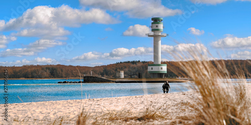 Tableau sur toile Leuchtturm am Strand im Frühling
