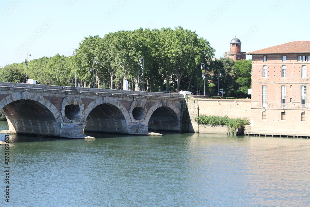 Photography showing a river and a bridge in the city of Toulouse, France