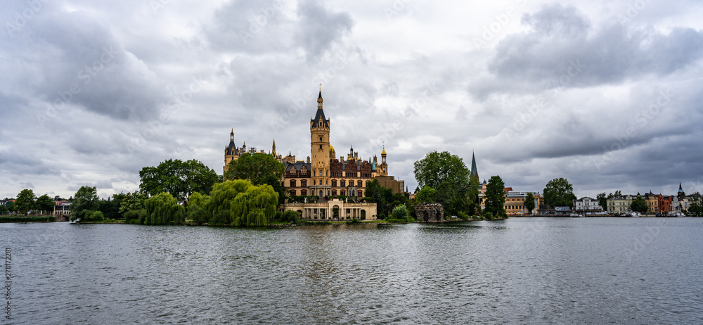 Naklejka premium Schweriner Schloss mit See