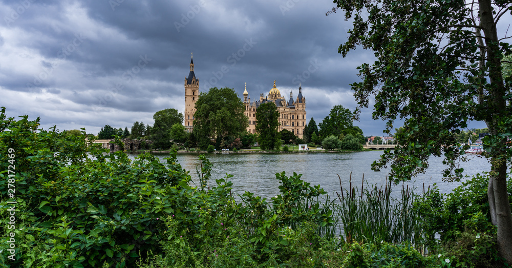 Obraz premium Schweriner Schloss mit See