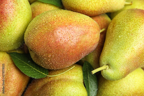 Fotografija Many ripe juicy pears with water drops as background, closeup