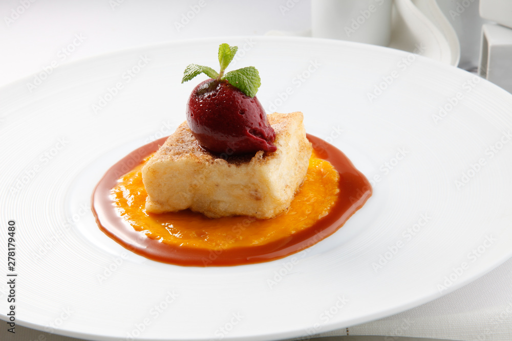 Bizcocho con helado de frambuesa. Sponge cake with raspberry ice cream. Bizcocho con helado de frambuesa. Sponge cake with raspberry ice cream.