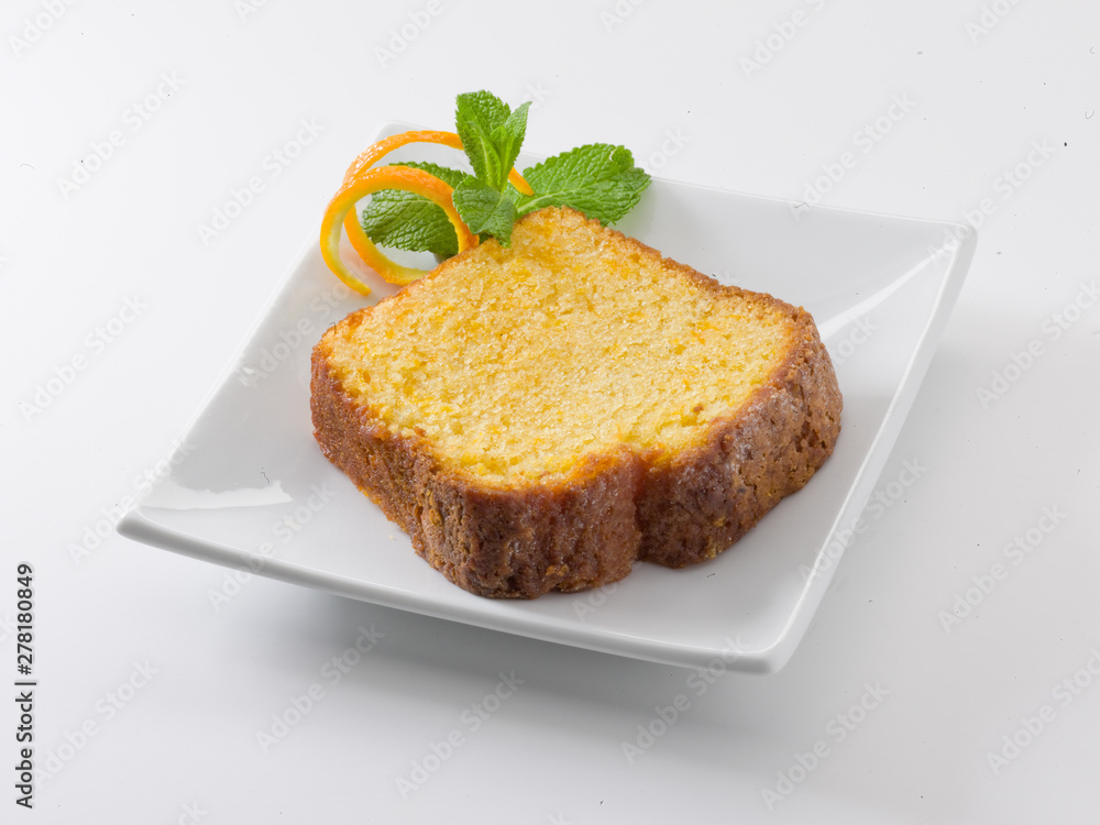 bizcocho de naranja, porción sobre fondo blanco, vista cenital. orange sponge cake, slice on white background, overhead view. bizcocho de naranja, porción sobre fondo blanco, vista cenital. orange sponge cake, slice on white background, overhead view.