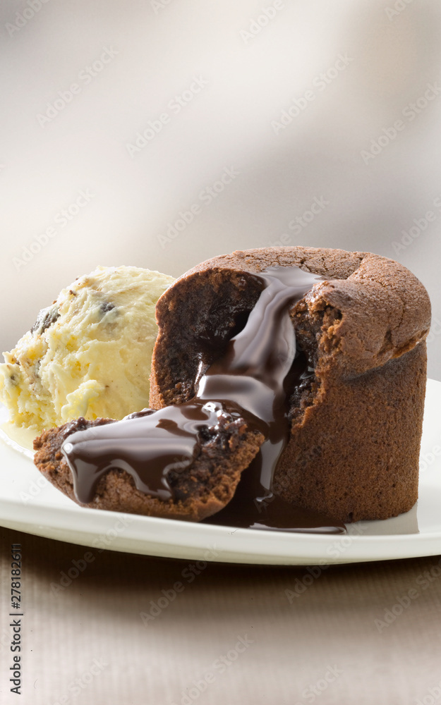 Pastel De Chocolate Con Helado De Vainilla. Chocolate Cake With Vanilla ...