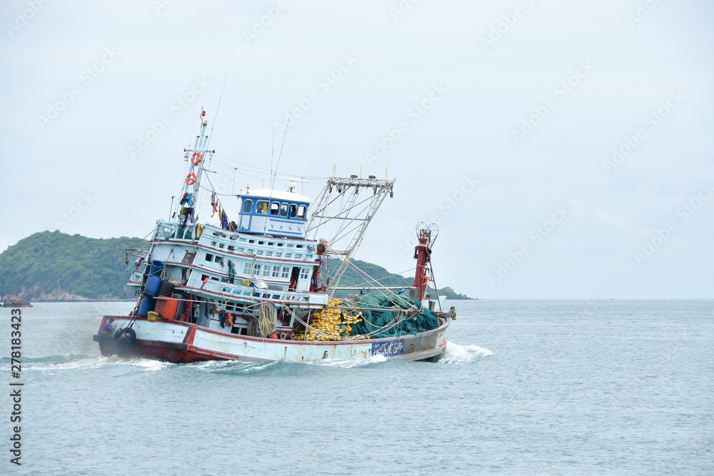 Fototapeta premium Fisherman ship in Fishing industry in Thailand.