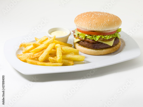 Hamburguesa con queso y patatas fritas. Cheeseburger and fries.