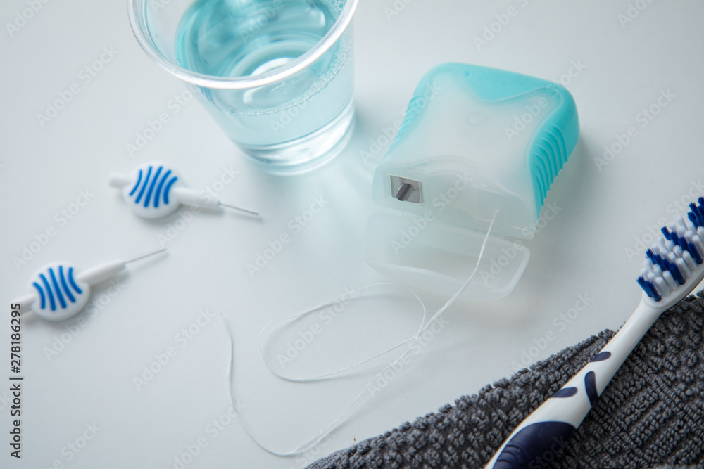 Zahnbürste, Mundwasser, Zahnseide und Blau Interdental Bürsten als Zubehör  für tägliche Zahnpflege und Mundhygiene Stock Photo | Adobe Stock