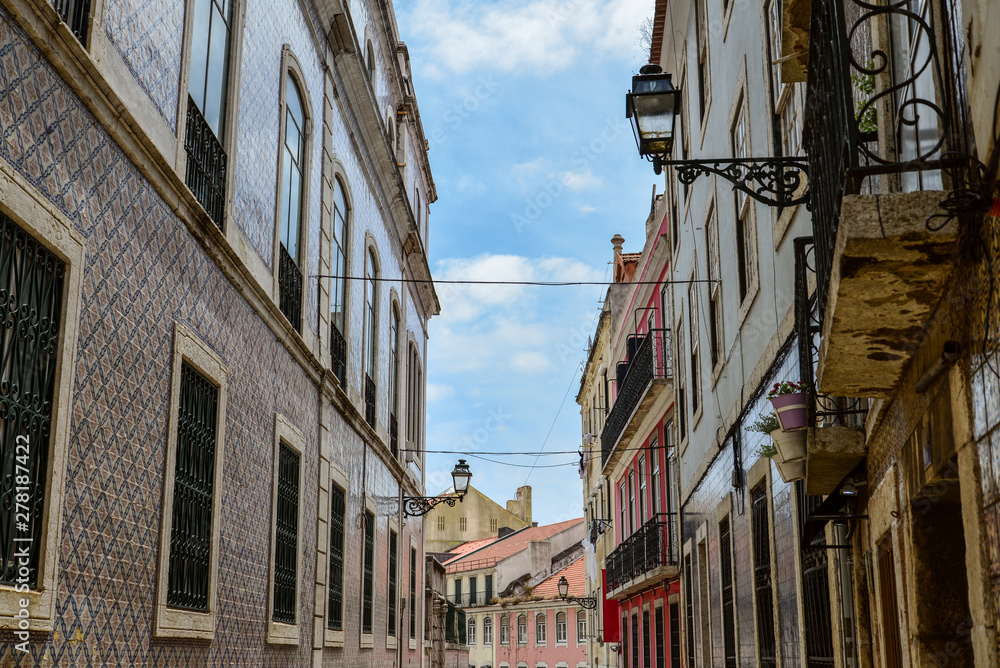 Fototapeta premium traditional houses in Alfama district