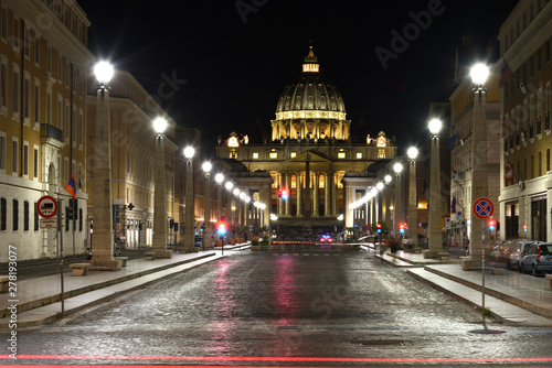 Fototapeta Naklejka Na Ścianę i Meble -  st peters basilica at night in rome italy
