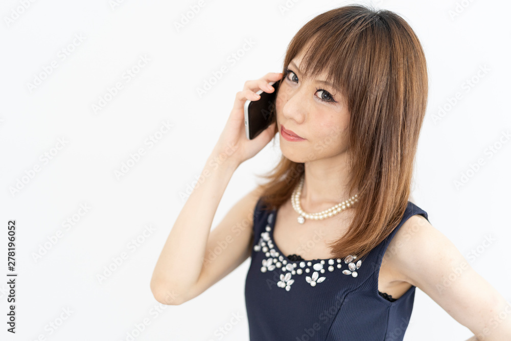 スマートフォンを使う女性